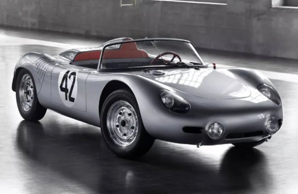След като е одобрено за движение по улицата, уникалното Porsche 718 RS 60 Spyder от 1960-а заслепява конкуренцията. То се превръща в най-мощния модел на марката благодарение на своите 160 коня. През онова десетилетие обаче истинският герой е 718/8 W-RS Spyder от 1962-а. Звярът печели състезания като Targa Florio и 1000 км на Нюрбургринг благодарение на своя 2.0 8-цилиндров боксер двигател с 210 к.с. Тази титла на най-мощното Porsche обаче ще бъде грабната през 1964-а от 904 Carrera GTS , който е оборудван с 8-цилиндров двигател, извлечен от Формула 1 с 240 к.с.